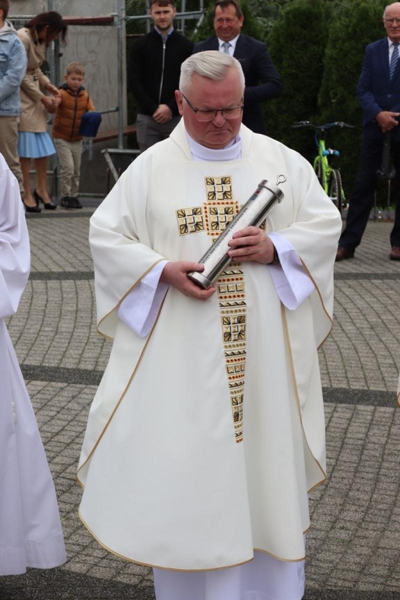 Zdjęcie w galerii na portalu naszraciborz.pl: Dla przyszłych pokoleń. W ziemi przy kościele w Sławikowie umieszczono kapsułę czasu wiadomości z regionu