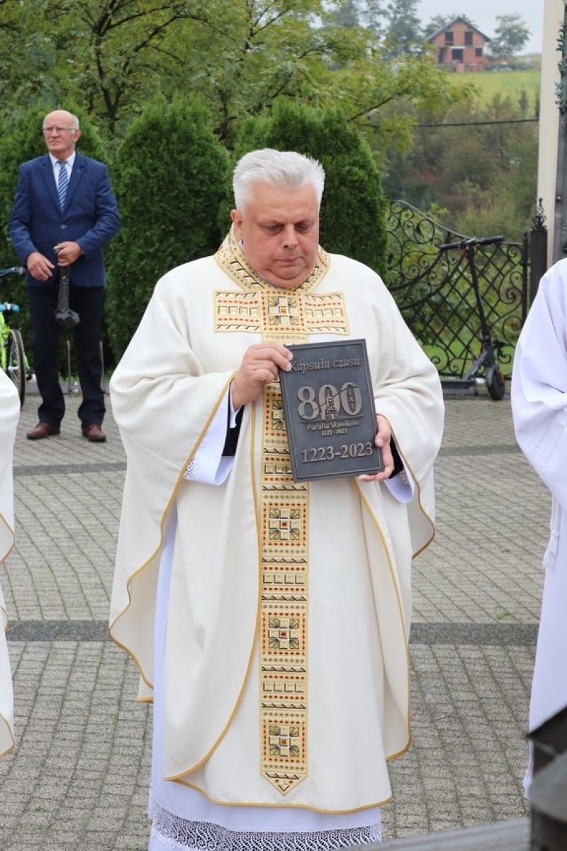 Zdjęcie w galerii na portalu naszraciborz.pl: Dla przyszłych pokoleń. W ziemi przy kościele w Sławikowie umieszczono kapsułę czasu wiadomości z regionu