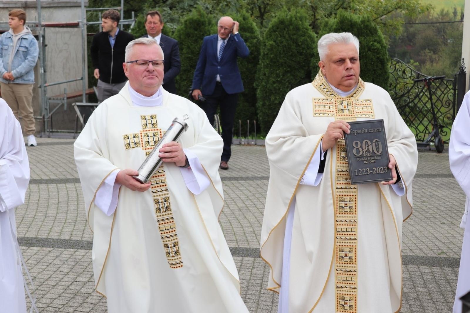 Zdjęcie w galerii na portalu naszraciborz.pl: Dla przyszłych pokoleń. W ziemi przy kościele w Sławikowie umieszczono kapsułę czasu wiadomości z regionu