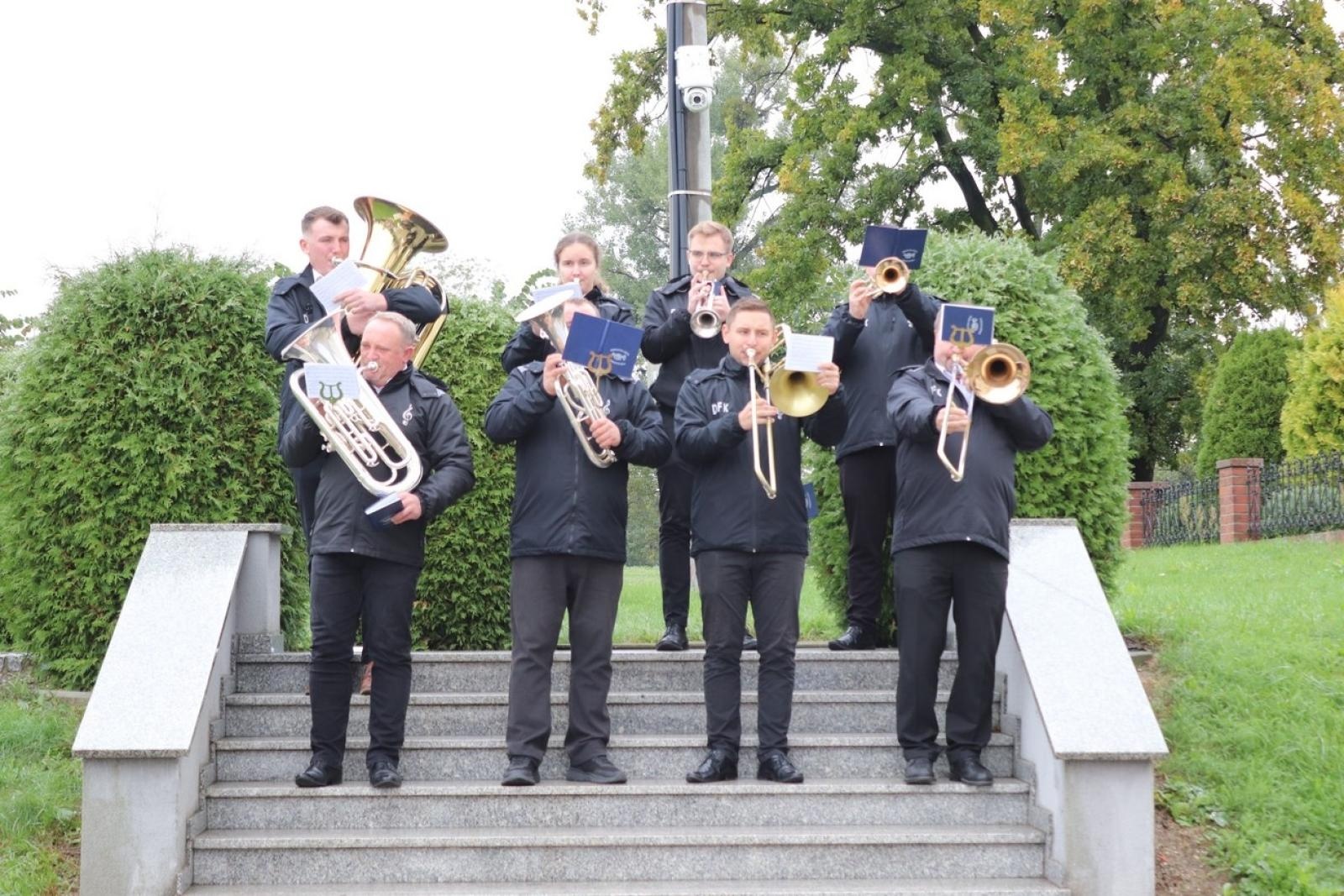 Zdjęcie w galerii na portalu naszraciborz.pl: Dla przyszłych pokoleń. W ziemi przy kościele w Sławikowie umieszczono kapsułę czasu wiadomości z regionu