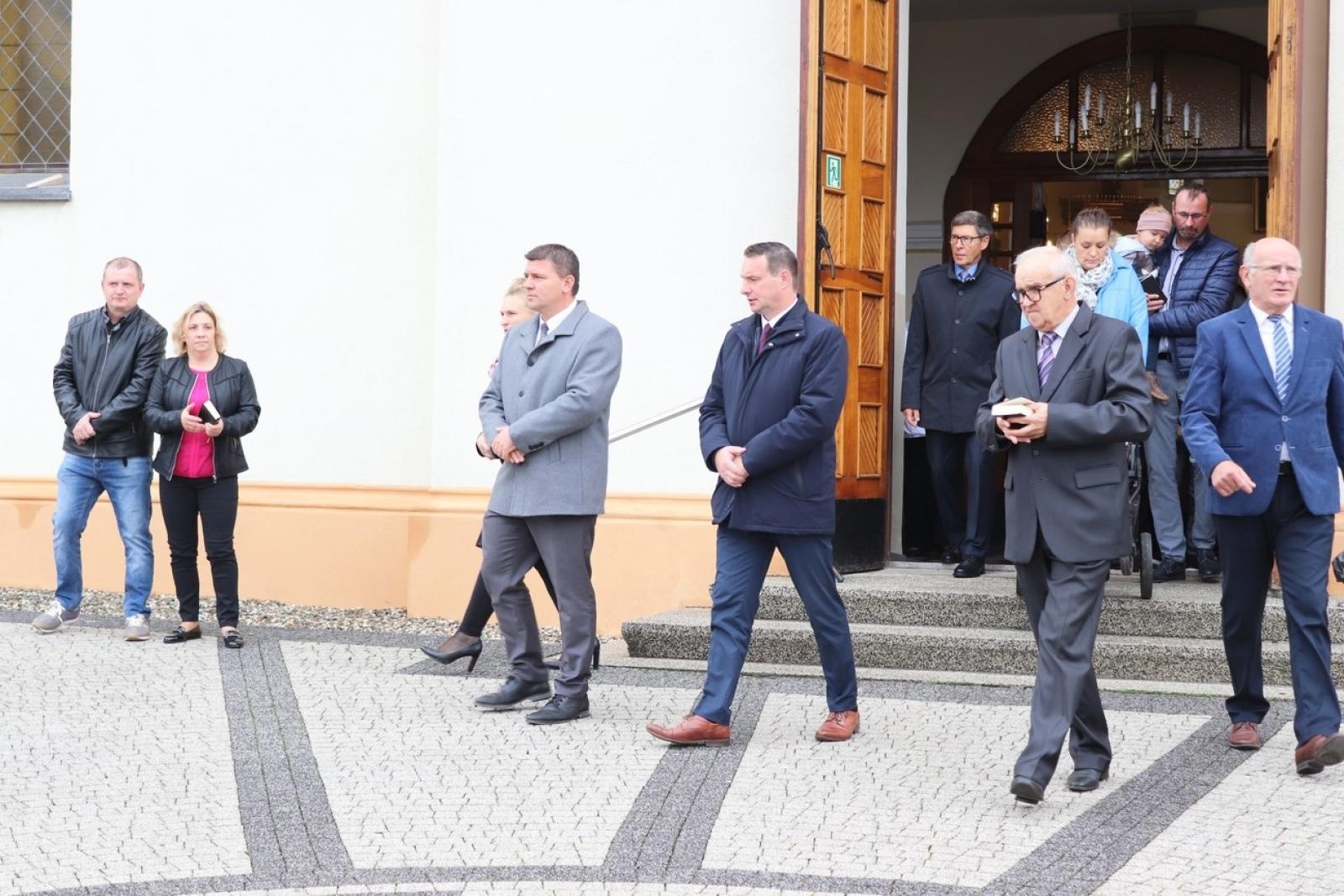 Zdjęcie w galerii na portalu naszraciborz.pl: Dla przyszłych pokoleń. W ziemi przy kościele w Sławikowie umieszczono kapsułę czasu wiadomości z regionu