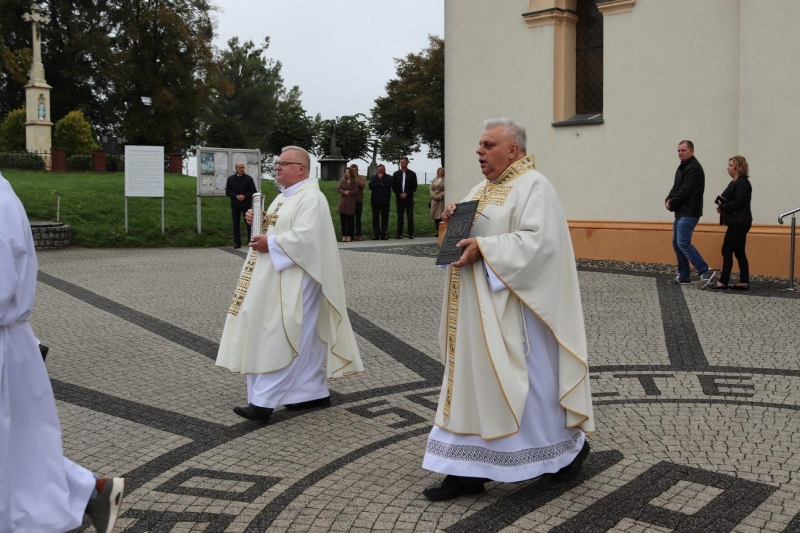 Zdjęcie w galerii na portalu naszraciborz.pl: Dla przyszłych pokoleń. W ziemi przy kościele w Sławikowie umieszczono kapsułę czasu wiadomości z regionu