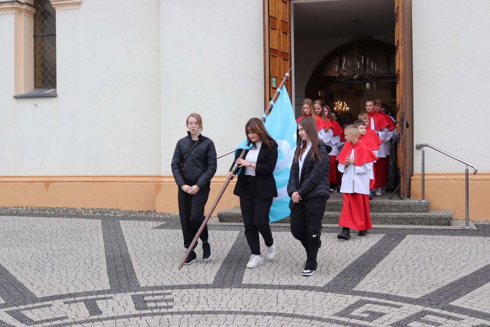 Zdjęcie w galerii na portalu naszraciborz.pl: Dla przyszłych pokoleń. W ziemi przy kościele w Sławikowie umieszczono kapsułę czasu wiadomości z regionu