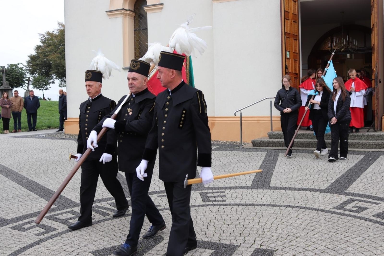 Zdjęcie w galerii na portalu naszraciborz.pl: Dla przyszłych pokoleń. W ziemi przy kościele w Sławikowie umieszczono kapsułę czasu wiadomości z regionu
