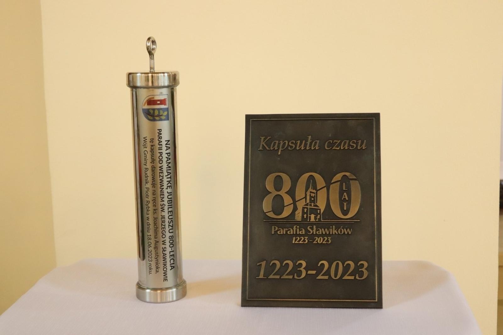 Zdjęcie w galerii na portalu naszraciborz.pl: Dla przyszłych pokoleń. W ziemi przy kościele w Sławikowie umieszczono kapsułę czasu wiadomości z regionu