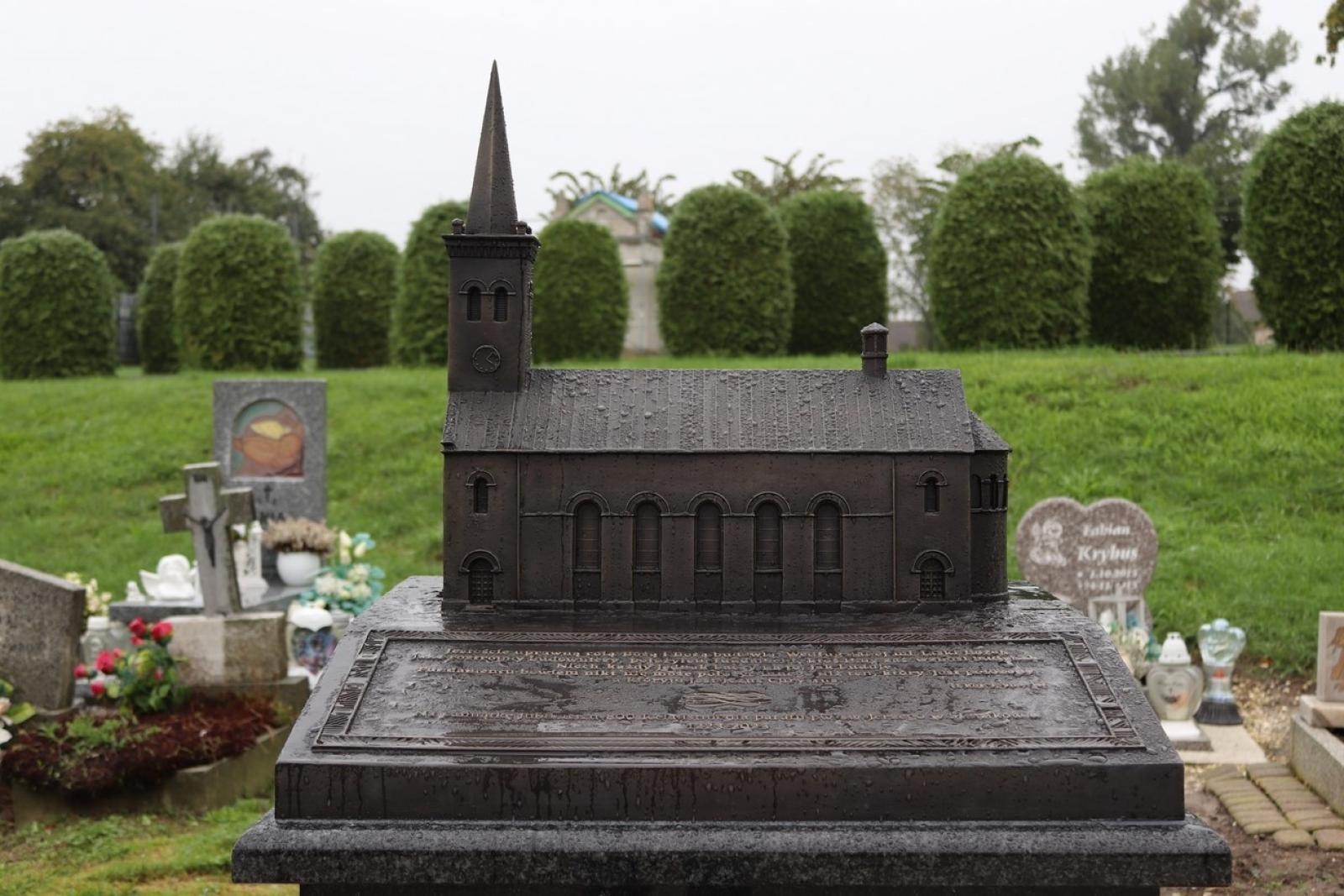 Zdjęcie w galerii na portalu naszraciborz.pl: Dla przyszłych pokoleń. W ziemi przy kościele w Sławikowie umieszczono kapsułę czasu wiadomości z regionu