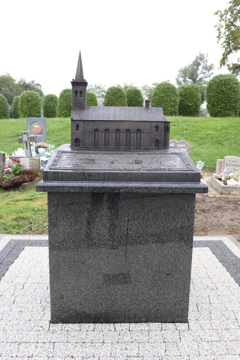 Zdjęcie w galerii na portalu naszraciborz.pl: Dla przyszłych pokoleń. W ziemi przy kościele w Sławikowie umieszczono kapsułę czasu wiadomości z regionu