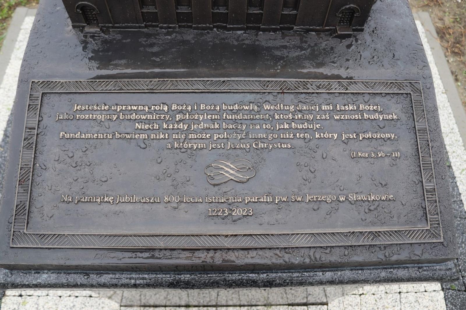 Zdjęcie w galerii na portalu naszraciborz.pl: Dla przyszłych pokoleń. W ziemi przy kościele w Sławikowie umieszczono kapsułę czasu wiadomości z regionu