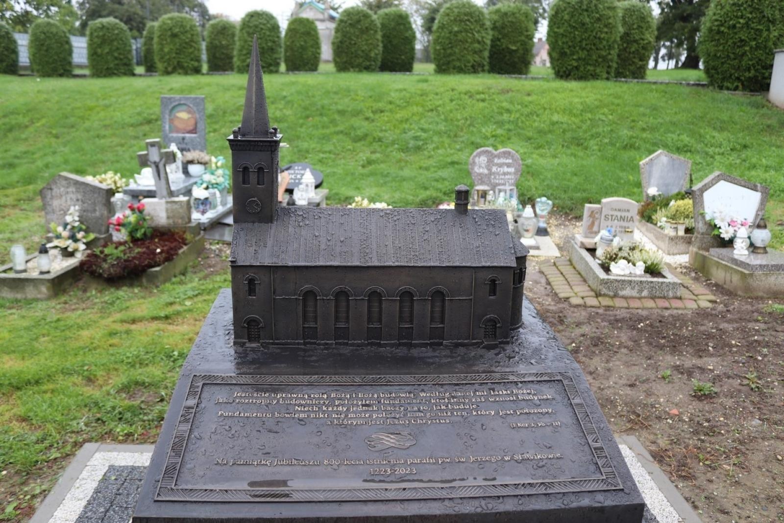 Zdjęcie w galerii na portalu naszraciborz.pl: Dla przyszłych pokoleń. W ziemi przy kościele w Sławikowie umieszczono kapsułę czasu wiadomości z regionu