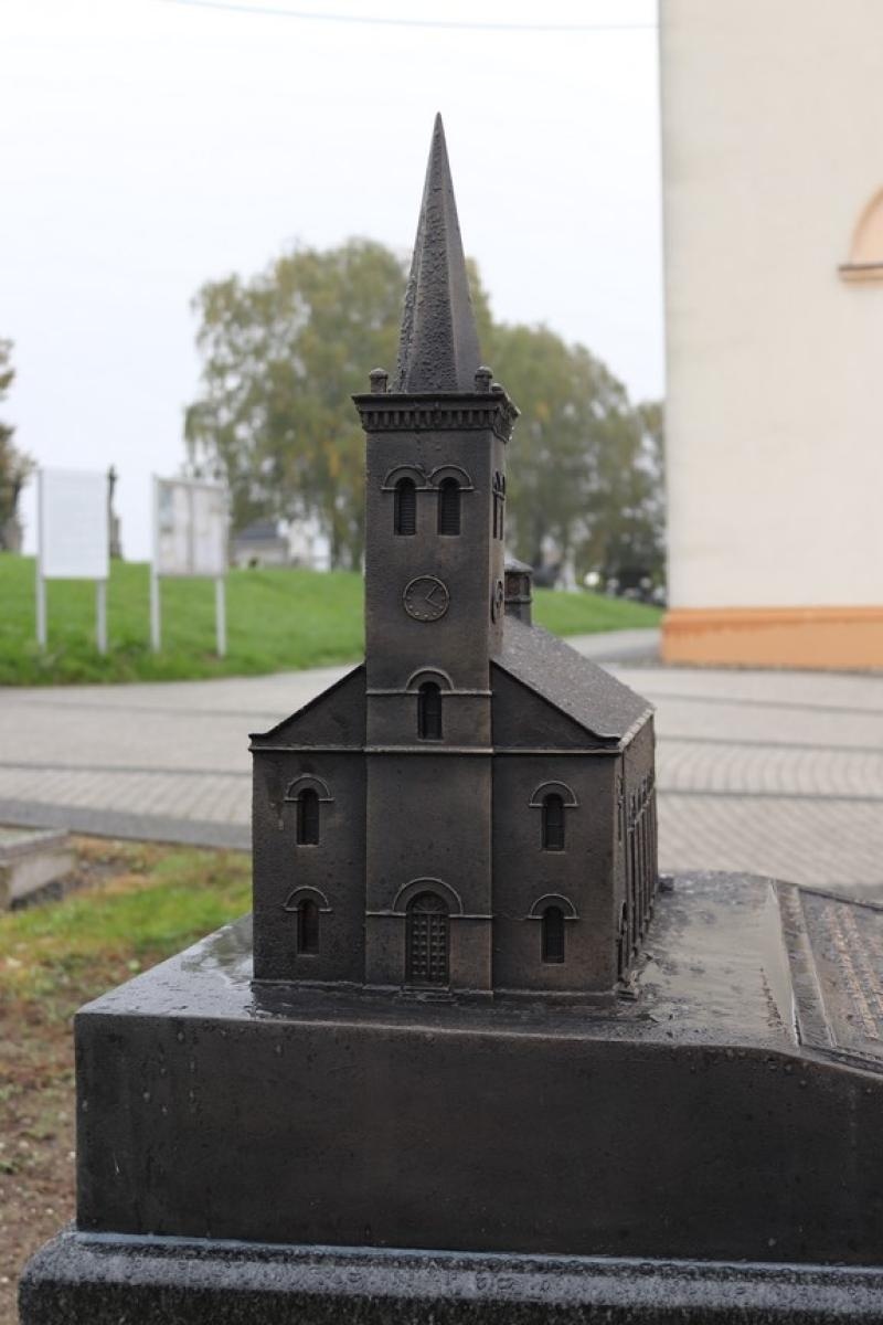 Zdjęcie w galerii na portalu naszraciborz.pl: Dla przyszłych pokoleń. W ziemi przy kościele w Sławikowie umieszczono kapsułę czasu wiadomości z regionu