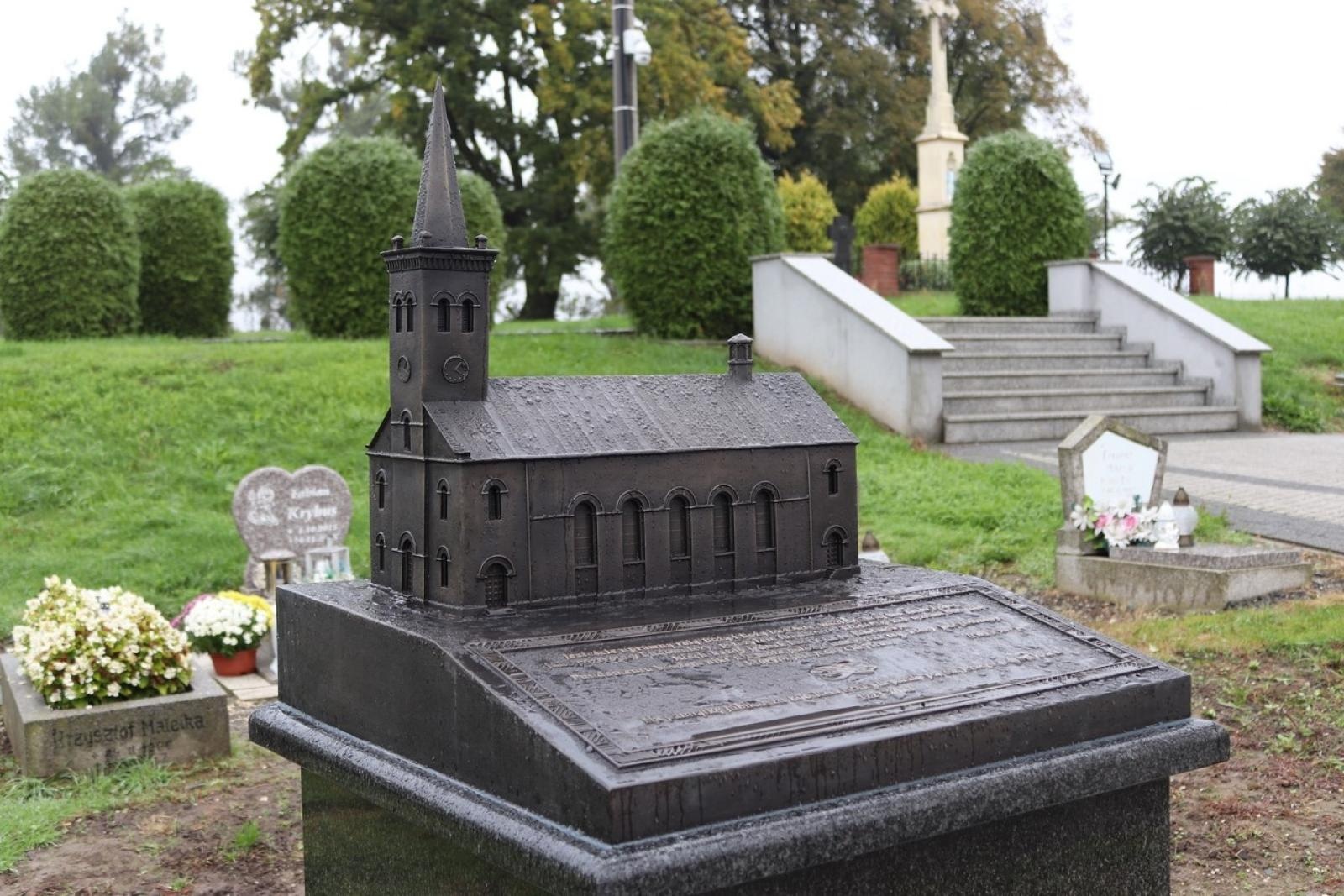 Zdjęcie w galerii na portalu naszraciborz.pl: Dla przyszłych pokoleń. W ziemi przy kościele w Sławikowie umieszczono kapsułę czasu wiadomości z regionu