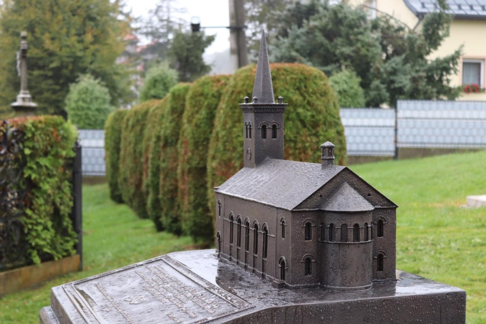 Zdjęcie w galerii na portalu naszraciborz.pl: Dla przyszłych pokoleń. W ziemi przy kościele w Sławikowie umieszczono kapsułę czasu wiadomości z regionu