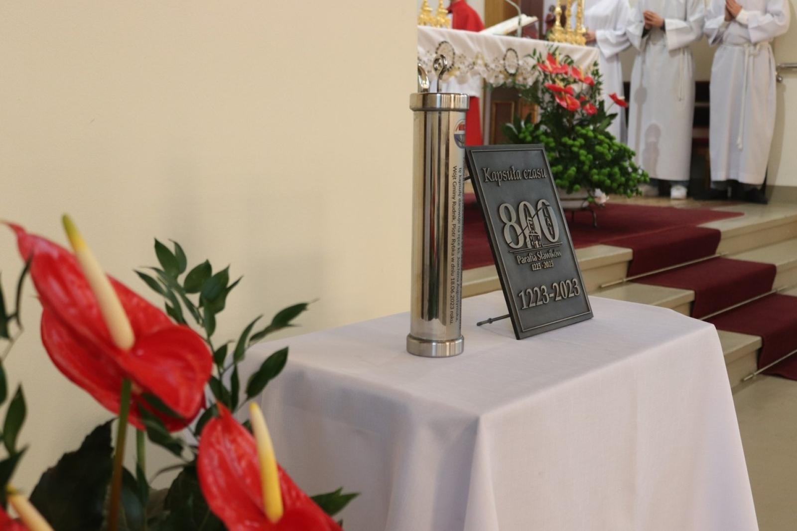 Zdjęcie w galerii na portalu naszraciborz.pl: Dla przyszłych pokoleń. W ziemi przy kościele w Sławikowie umieszczono kapsułę czasu wiadomości z regionu