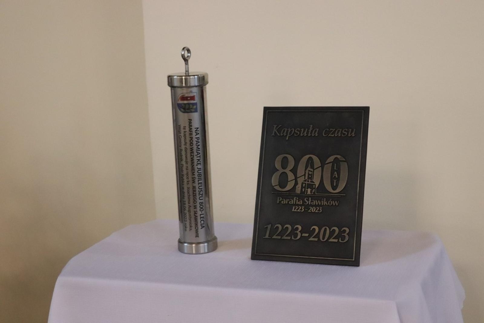 Zdjęcie w galerii na portalu naszraciborz.pl: Dla przyszłych pokoleń. W ziemi przy kościele w Sławikowie umieszczono kapsułę czasu wiadomości z regionu