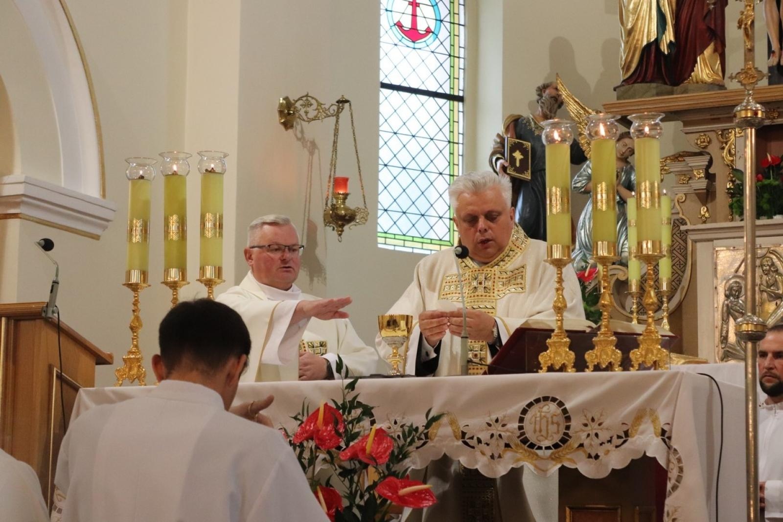Zdjęcie w galerii na portalu naszraciborz.pl: Dla przyszłych pokoleń. W ziemi przy kościele w Sławikowie umieszczono kapsułę czasu wiadomości z regionu