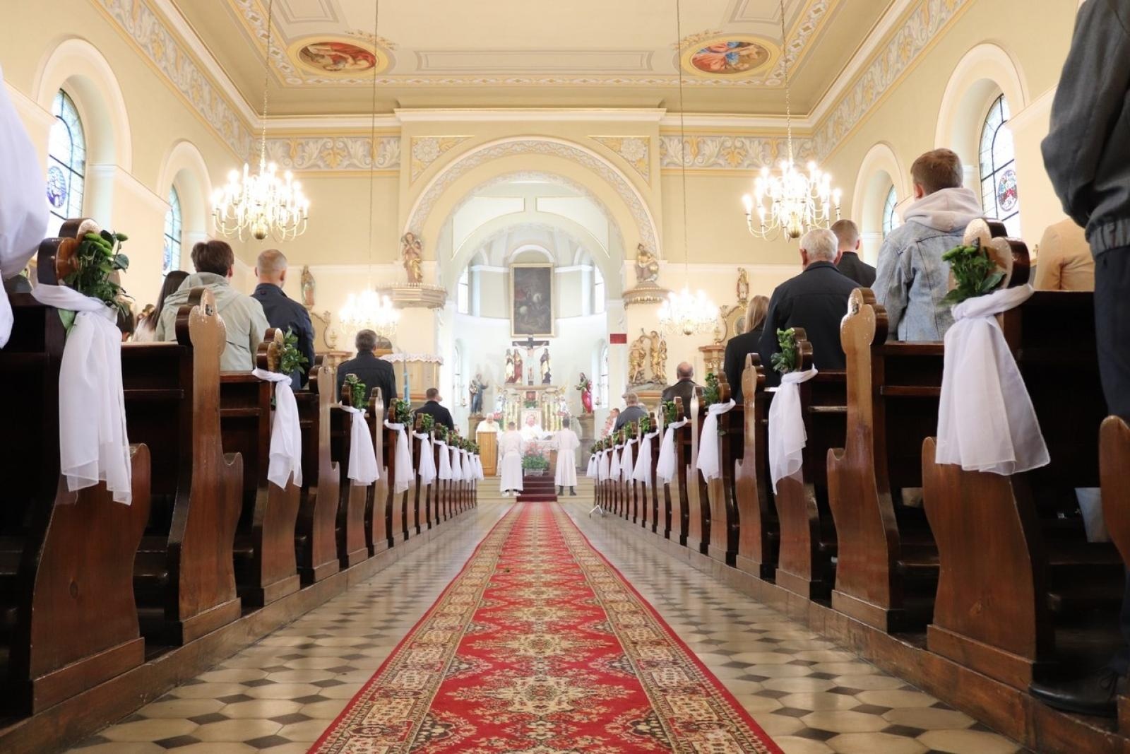 Zdjęcie w galerii na portalu naszraciborz.pl: Dla przyszłych pokoleń. W ziemi przy kościele w Sławikowie umieszczono kapsułę czasu wiadomości z regionu