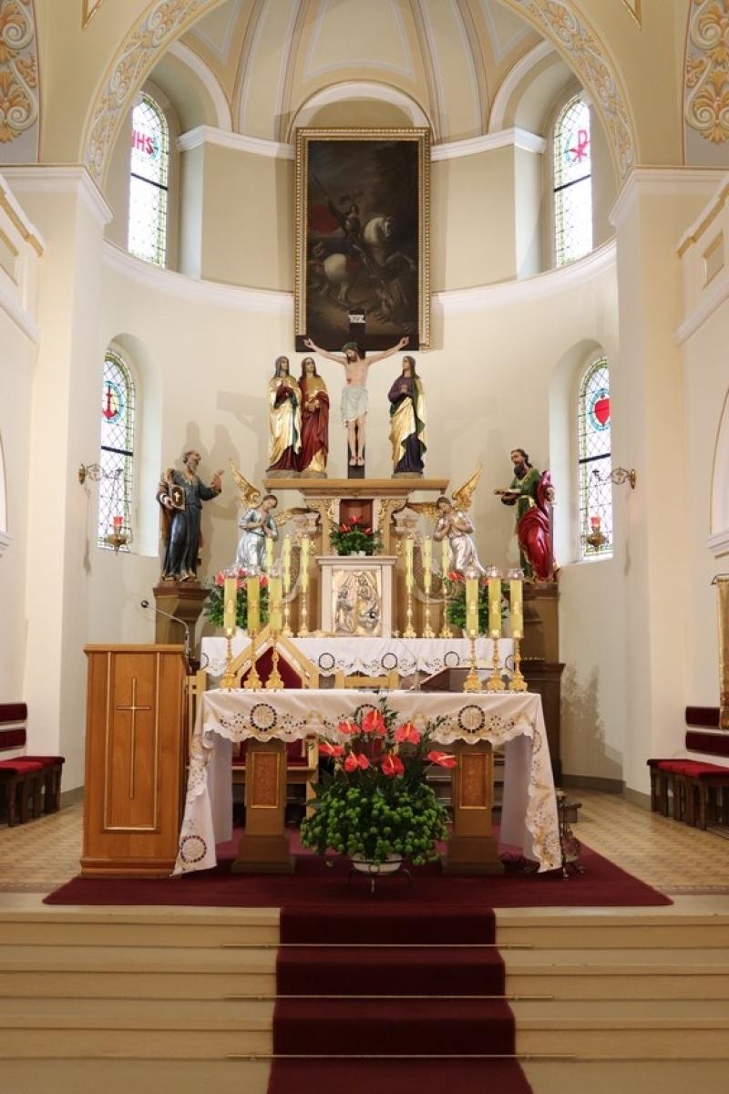 Zdjęcie w galerii na portalu naszraciborz.pl: Dla przyszłych pokoleń. W ziemi przy kościele w Sławikowie umieszczono kapsułę czasu wiadomości z regionu