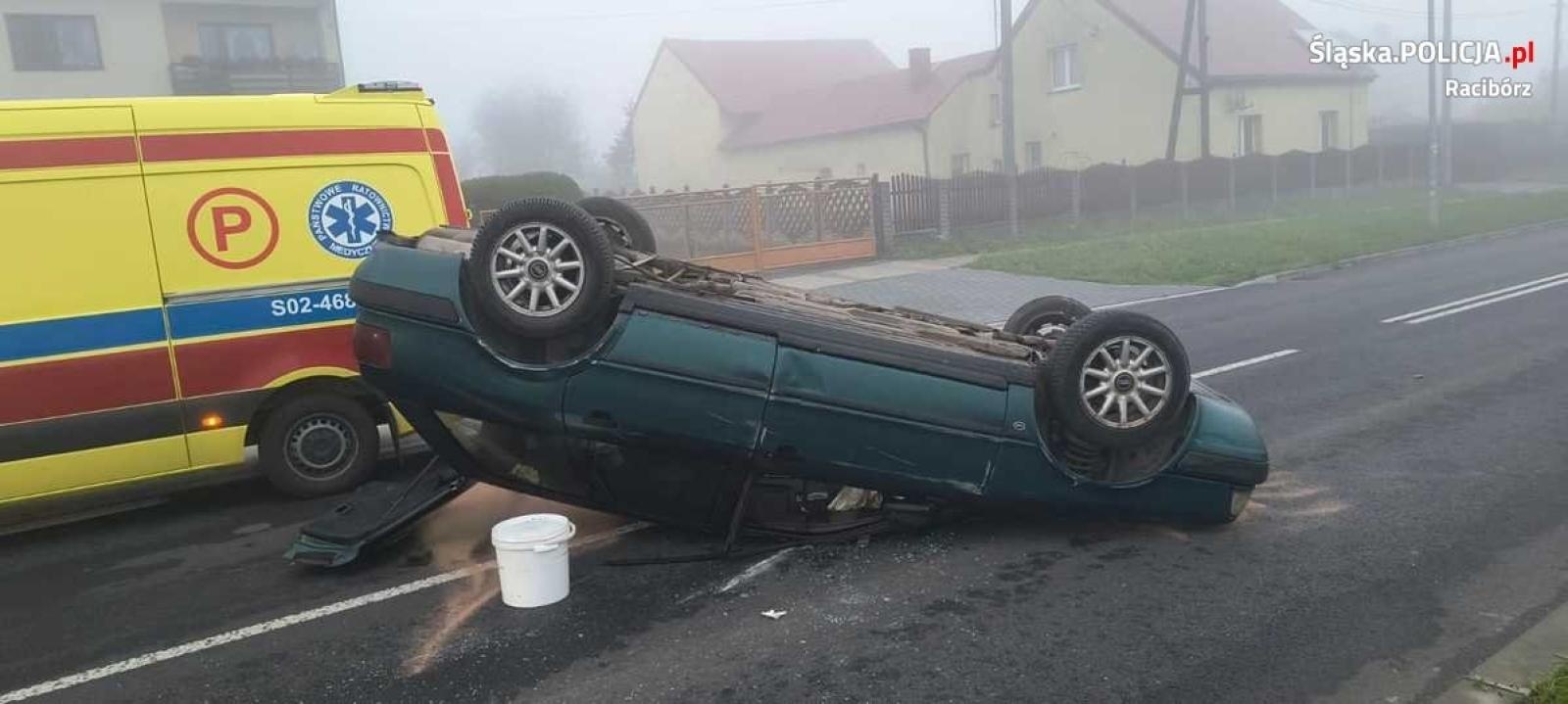 Zdjęcie w galerii na portalu naszraciborz.pl: Szarża we mgle. Audi dachowało w Rzuchowie [FOTO] wiadomości z regionu