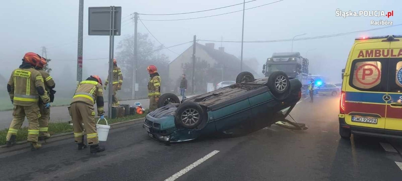 Zdjęcie w galerii na portalu naszraciborz.pl: Szarża we mgle. Audi dachowało w Rzuchowie [FOTO] wiadomości z regionu