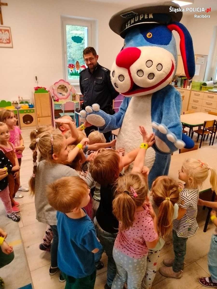 Zdjęcie w galerii na portalu naszraciborz.pl: Policjant i Sznupek z wizytą u przedszkolaków w Rudach wiadomości z regionu