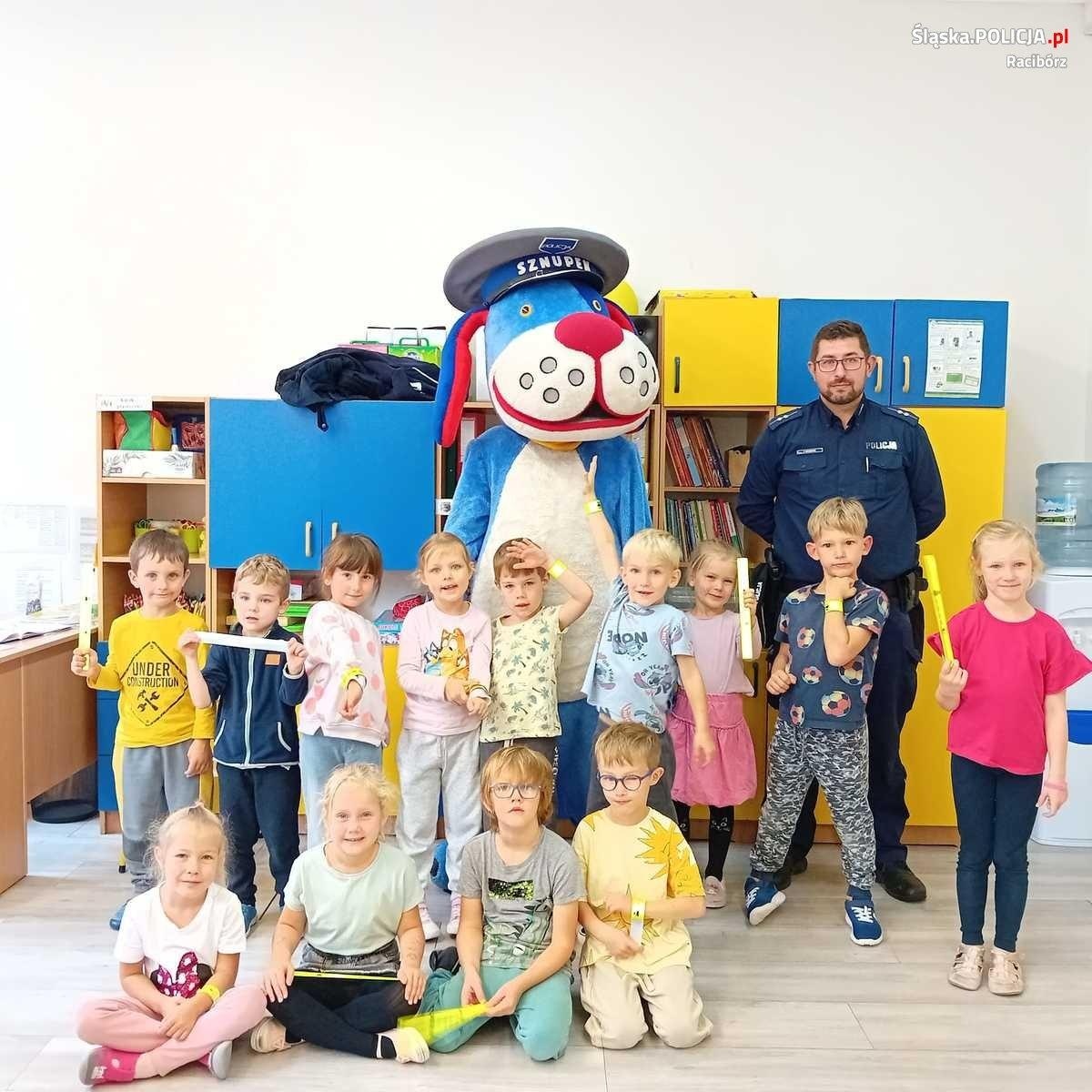Zdjęcie w galerii na portalu naszraciborz.pl: Policjant i Sznupek z wizytą u przedszkolaków w Rudach wiadomości z regionu