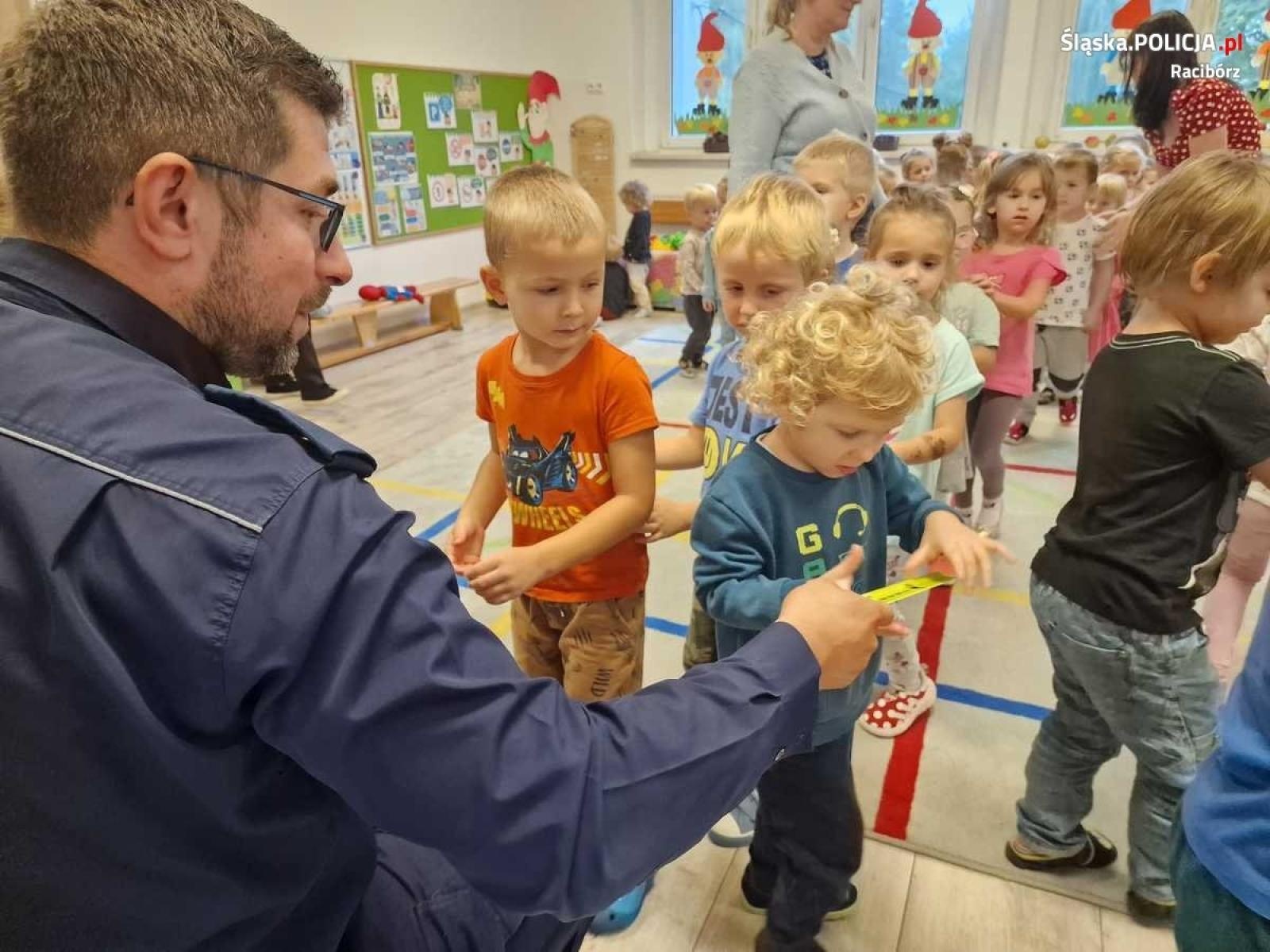 Zdjęcie w galerii na portalu naszraciborz.pl: Policjant i Sznupek z wizytą u przedszkolaków w Rudach wiadomości z regionu