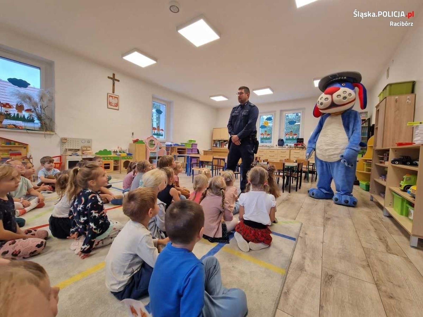Zdjęcie w galerii na portalu naszraciborz.pl: Policjant i Sznupek z wizytą u przedszkolaków w Rudach wiadomości z regionu