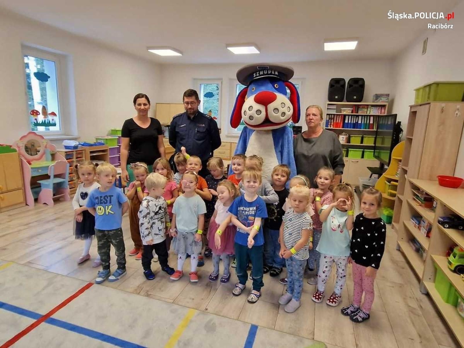Zdjęcie w galerii na portalu naszraciborz.pl: Policjant i Sznupek z wizytą u przedszkolaków w Rudach wiadomości z regionu