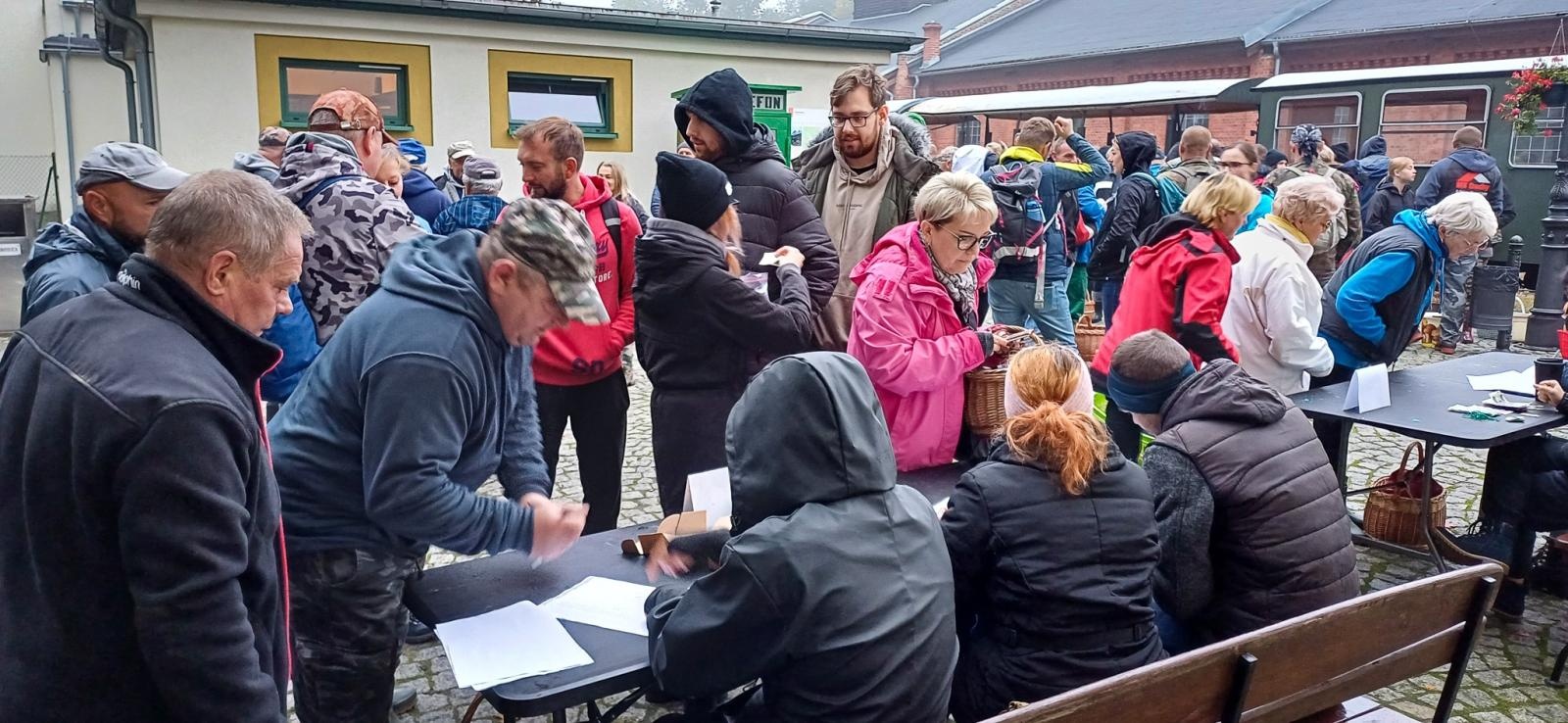 Zdjęcie w galerii na portalu naszraciborz.pl: Grzybiarze ziemi raciborskiej poszli na rekord. 250 osób zebrało prawie pół tony grzybów wiadomości z regionu