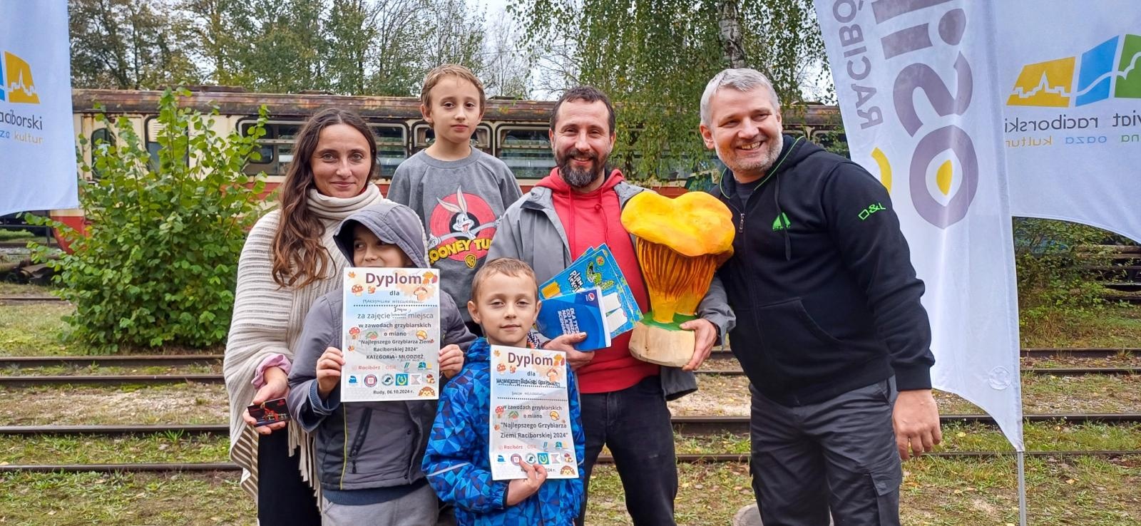 Zdjęcie w galerii na portalu naszraciborz.pl: Grzybiarze ziemi raciborskiej poszli na rekord. 250 osób zebrało prawie pół tony grzybów wiadomości z regionu