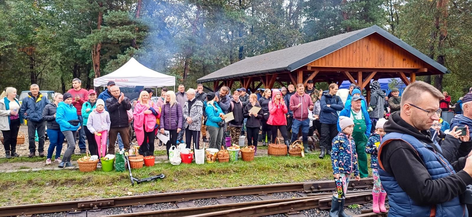 Zdjęcie w galerii na portalu naszraciborz.pl: Grzybiarze ziemi raciborskiej poszli na rekord. 250 osób zebrało prawie pół tony grzybów wiadomości z regionu