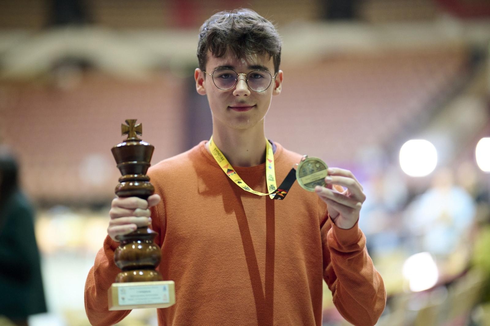 Zdjęcie w galerii na portalu naszraciborz.pl: Blisko 1200 młodych szachistów rywalizowało w katowickim Spodku. Wspaniałe emocje i wzruszenia w legendarnej hali wiadomości z regionu