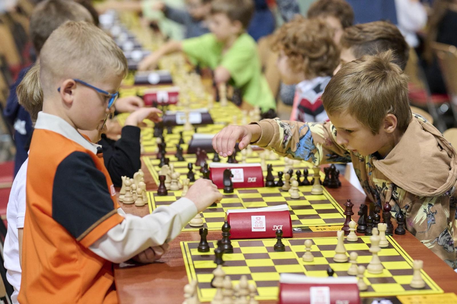 Zdjęcie w galerii na portalu naszraciborz.pl: Blisko 1200 młodych szachistów rywalizowało w katowickim Spodku. Wspaniałe emocje i wzruszenia w legendarnej hali wiadomości z regionu