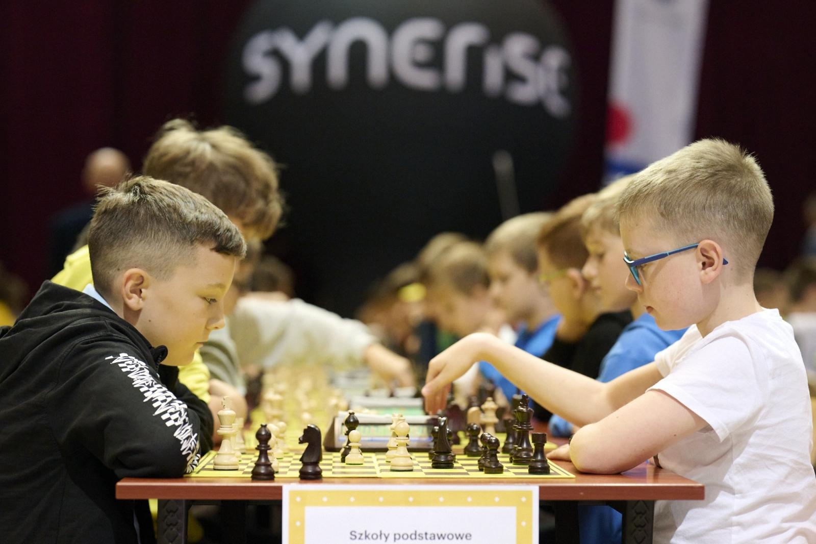 Zdjęcie w galerii na portalu naszraciborz.pl: Blisko 1200 młodych szachistów rywalizowało w katowickim Spodku. Wspaniałe emocje i wzruszenia w legendarnej hali wiadomości z regionu