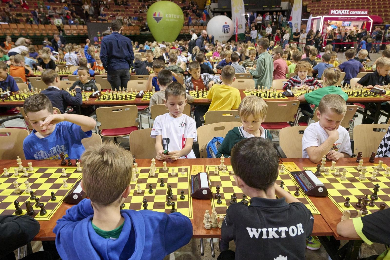 Zdjęcie w galerii na portalu naszraciborz.pl: Blisko 1200 młodych szachistów rywalizowało w katowickim Spodku. Wspaniałe emocje i wzruszenia w legendarnej hali wiadomości z regionu