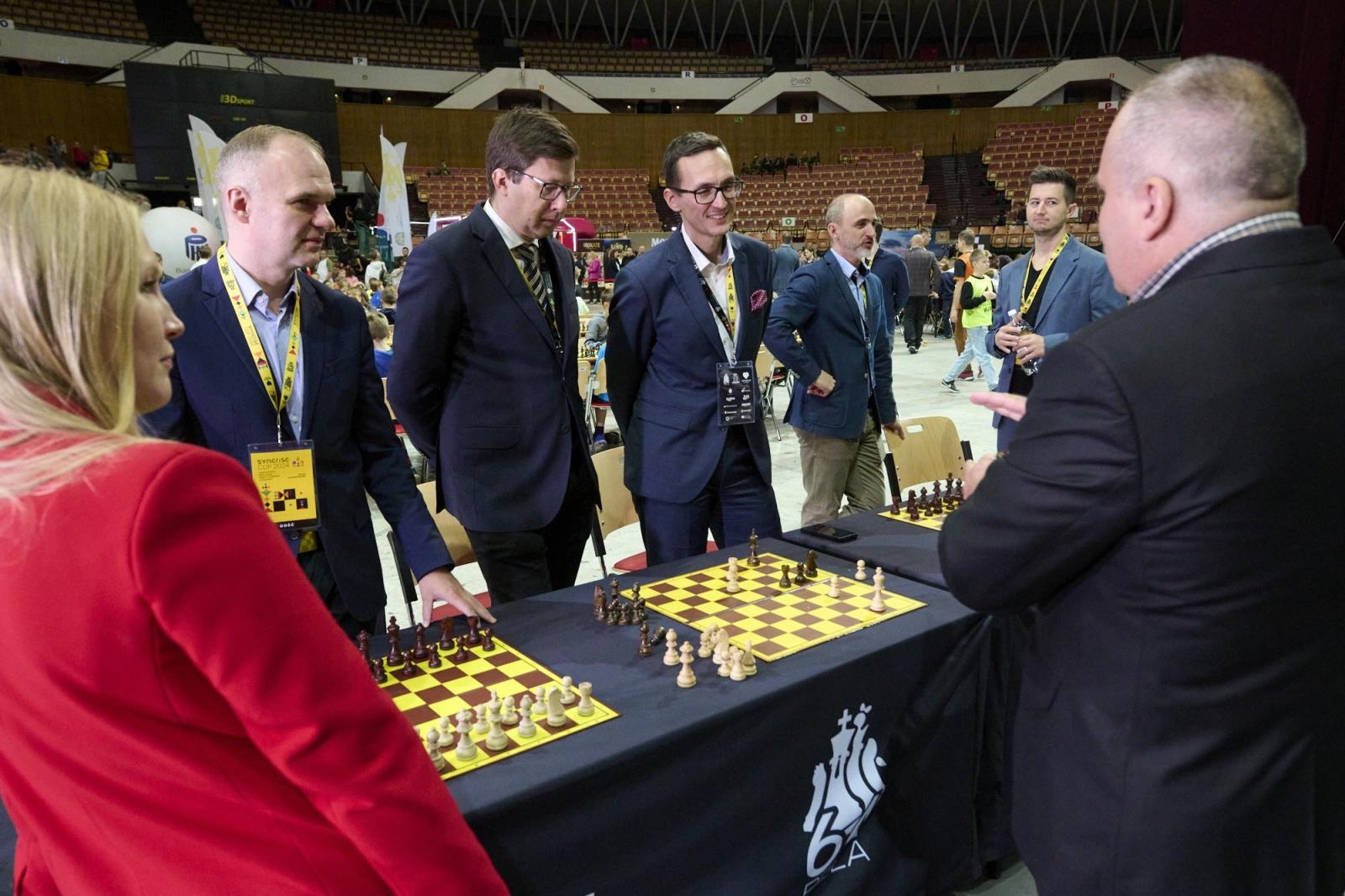 Zdjęcie w galerii na portalu naszraciborz.pl: Blisko 1200 młodych szachistów rywalizowało w katowickim Spodku. Wspaniałe emocje i wzruszenia w legendarnej hali wiadomości z regionu