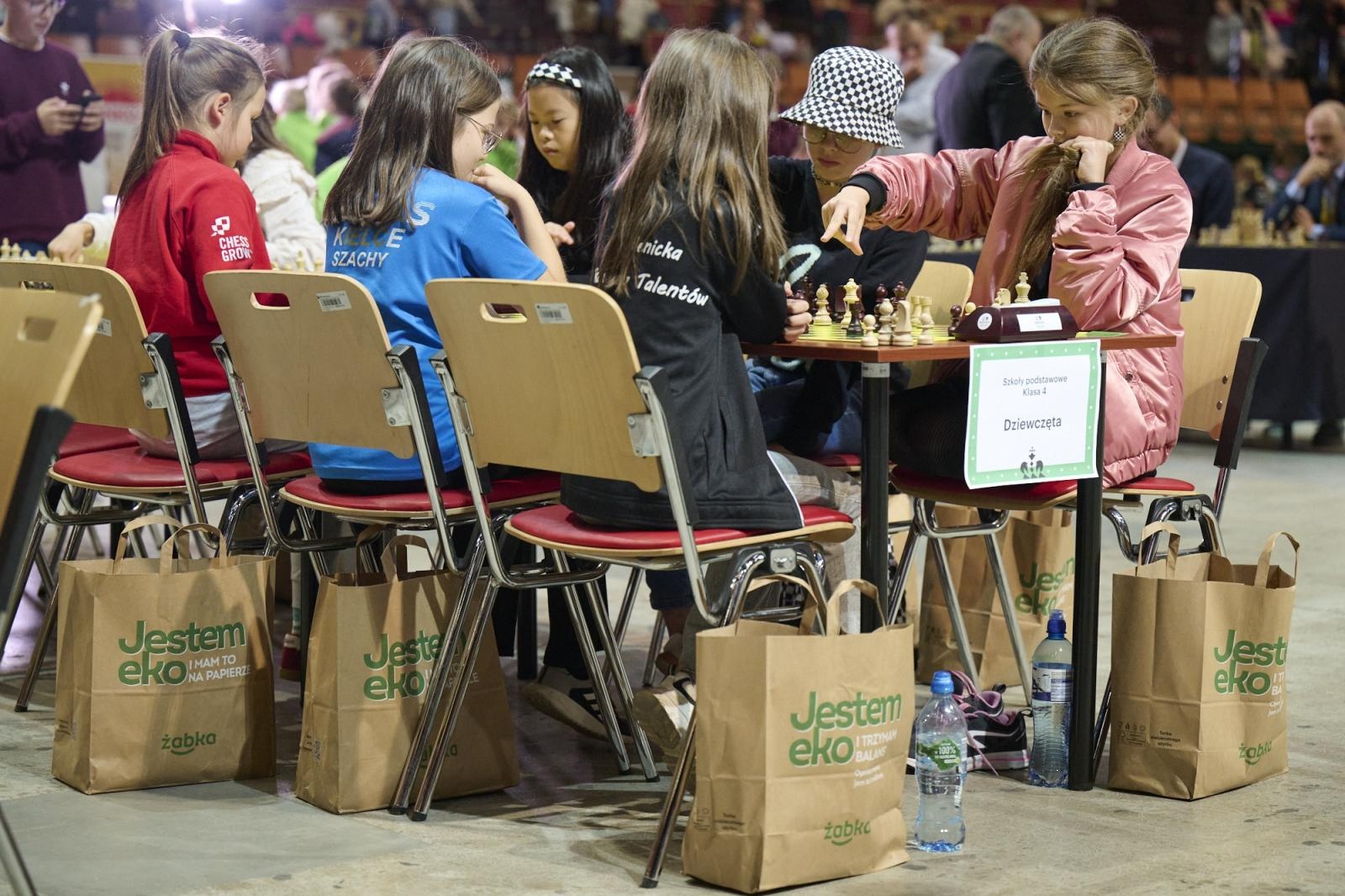 Zdjęcie w galerii na portalu naszraciborz.pl: Blisko 1200 młodych szachistów rywalizowało w katowickim Spodku. Wspaniałe emocje i wzruszenia w legendarnej hali wiadomości z regionu