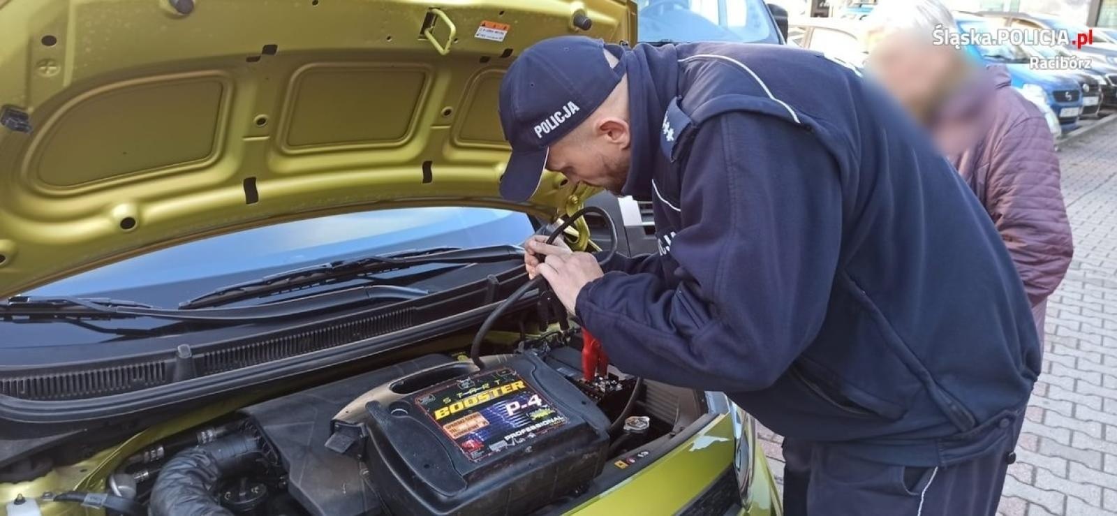 Zdjęcie w galerii na portalu naszraciborz.pl: Starsze małżeństwo miało problem. Pomogli dzielnicowi wiadomości z regionu
