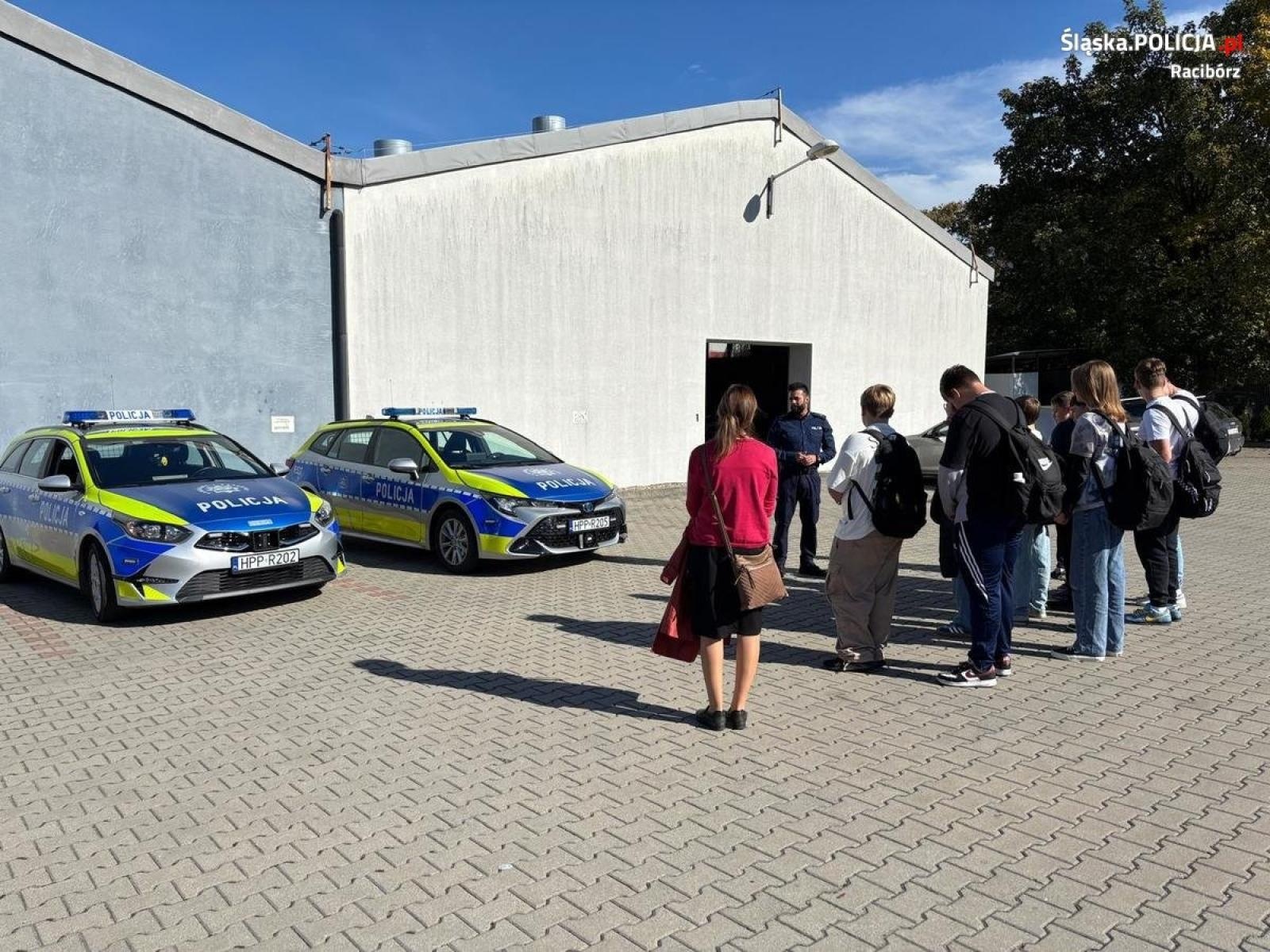 Zdjęcie w galerii na portalu naszraciborz.pl: Uczniowie SP1 z wizytą w raciborskiej komendzie policji wiadomości z regionu