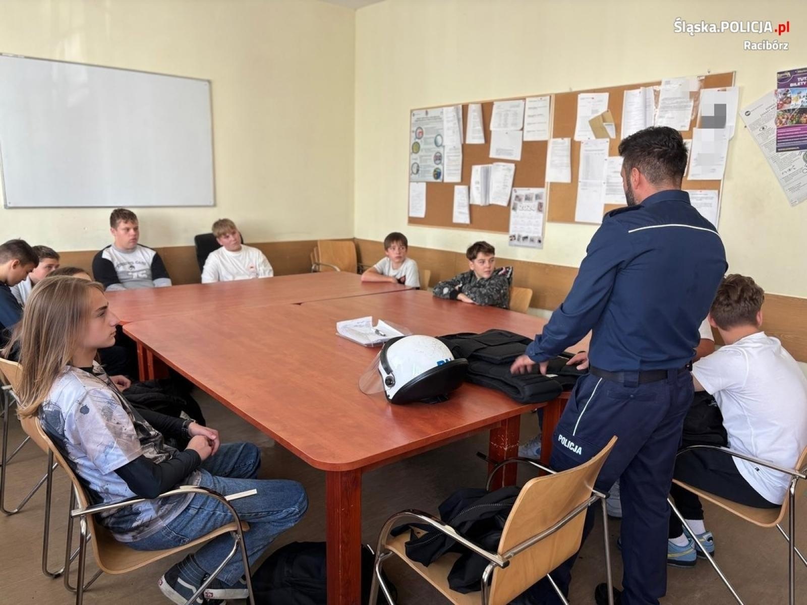Zdjęcie w galerii na portalu naszraciborz.pl: Uczniowie SP1 z wizytą w raciborskiej komendzie policji wiadomości z regionu
