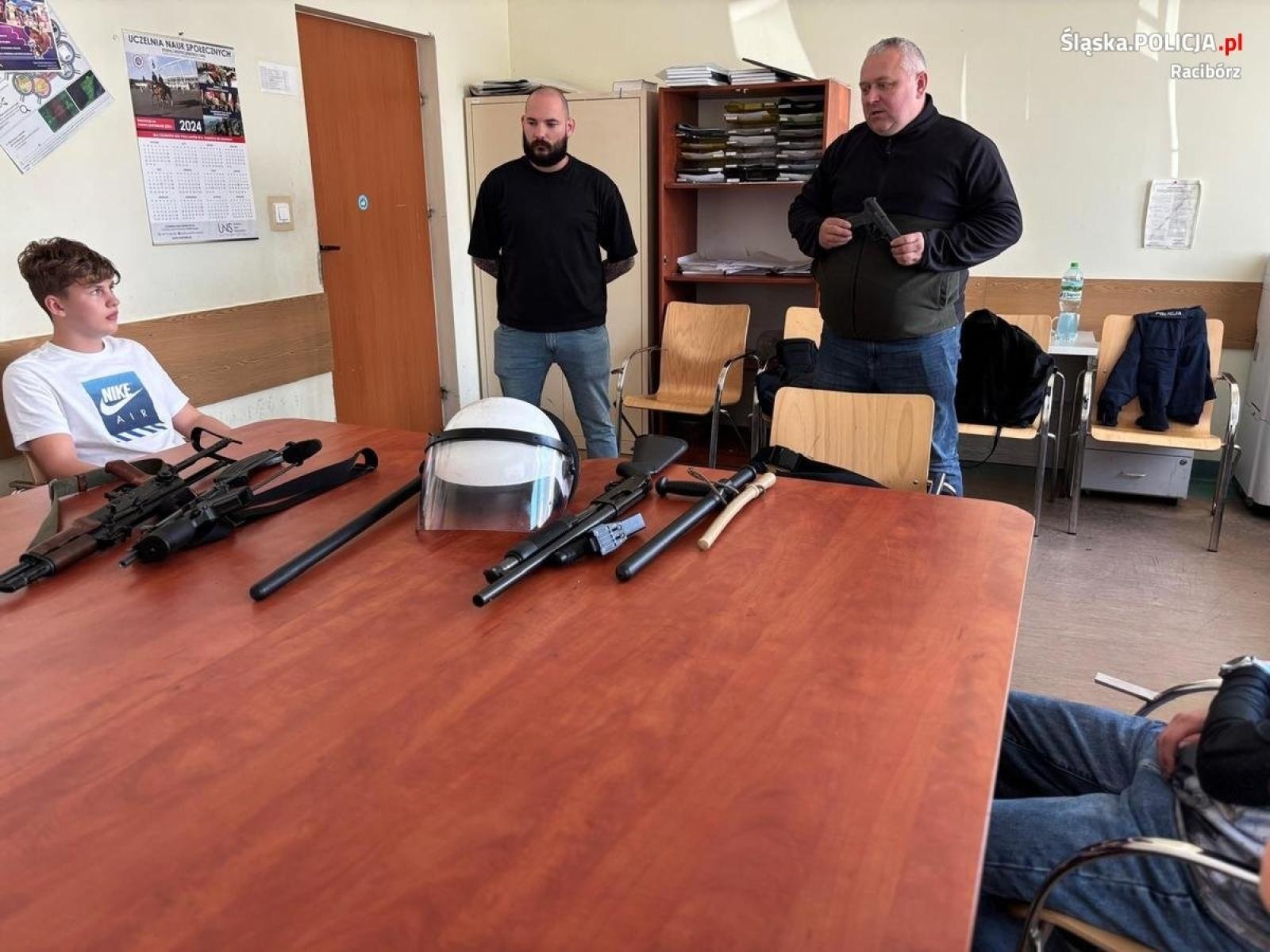 Zdjęcie w galerii na portalu naszraciborz.pl: Uczniowie SP1 z wizytą w raciborskiej komendzie policji wiadomości z regionu