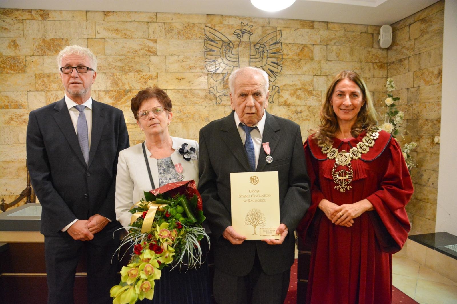 Zdjęcie w galerii na portalu naszraciborz.pl: Złote gody w Raciborzu. Osiem par z medalem prezydenta wiadomości z regionu