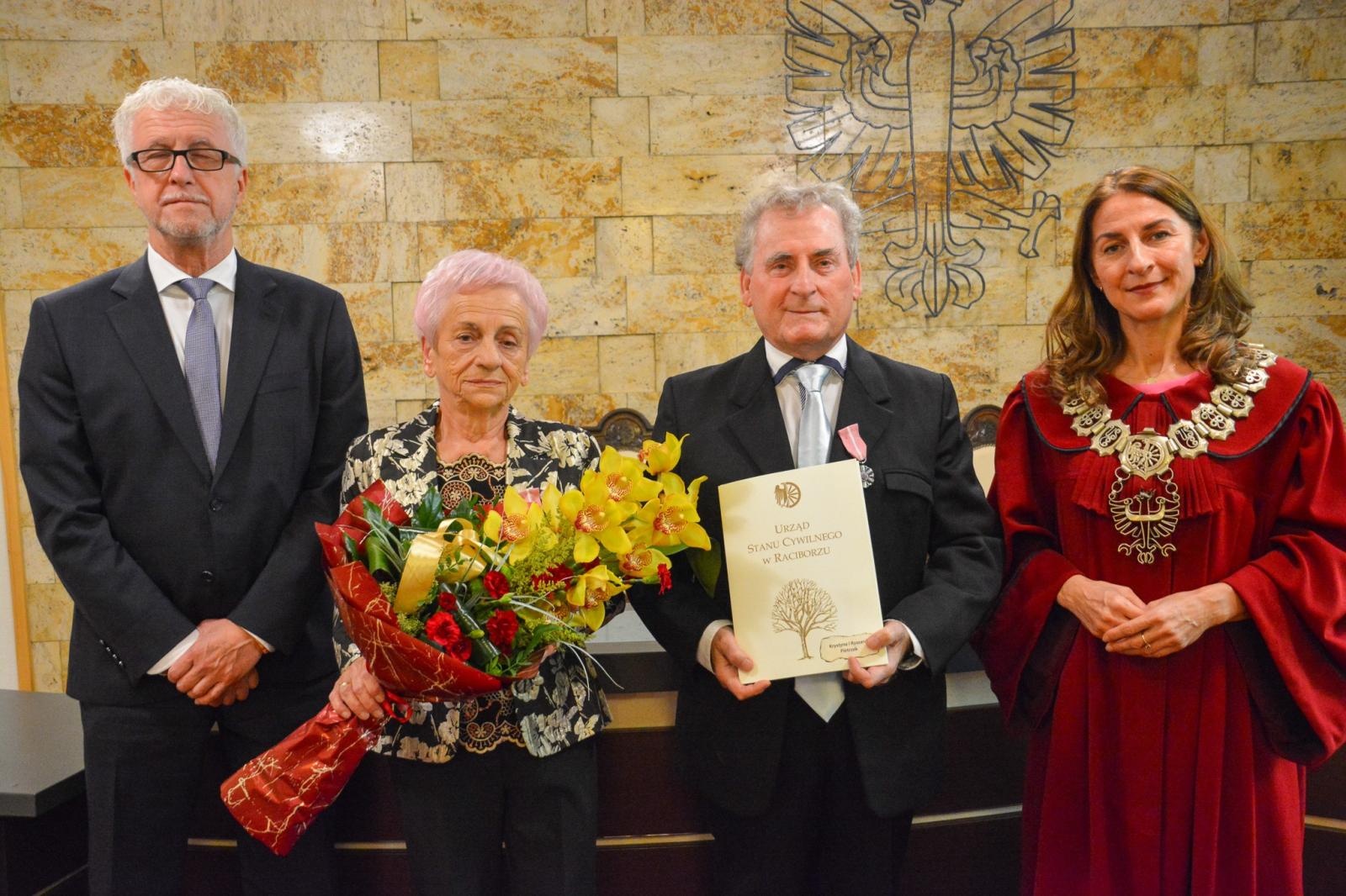 Zdjęcie w galerii na portalu naszraciborz.pl: Złote gody w Raciborzu. Osiem par z medalem prezydenta wiadomości z regionu