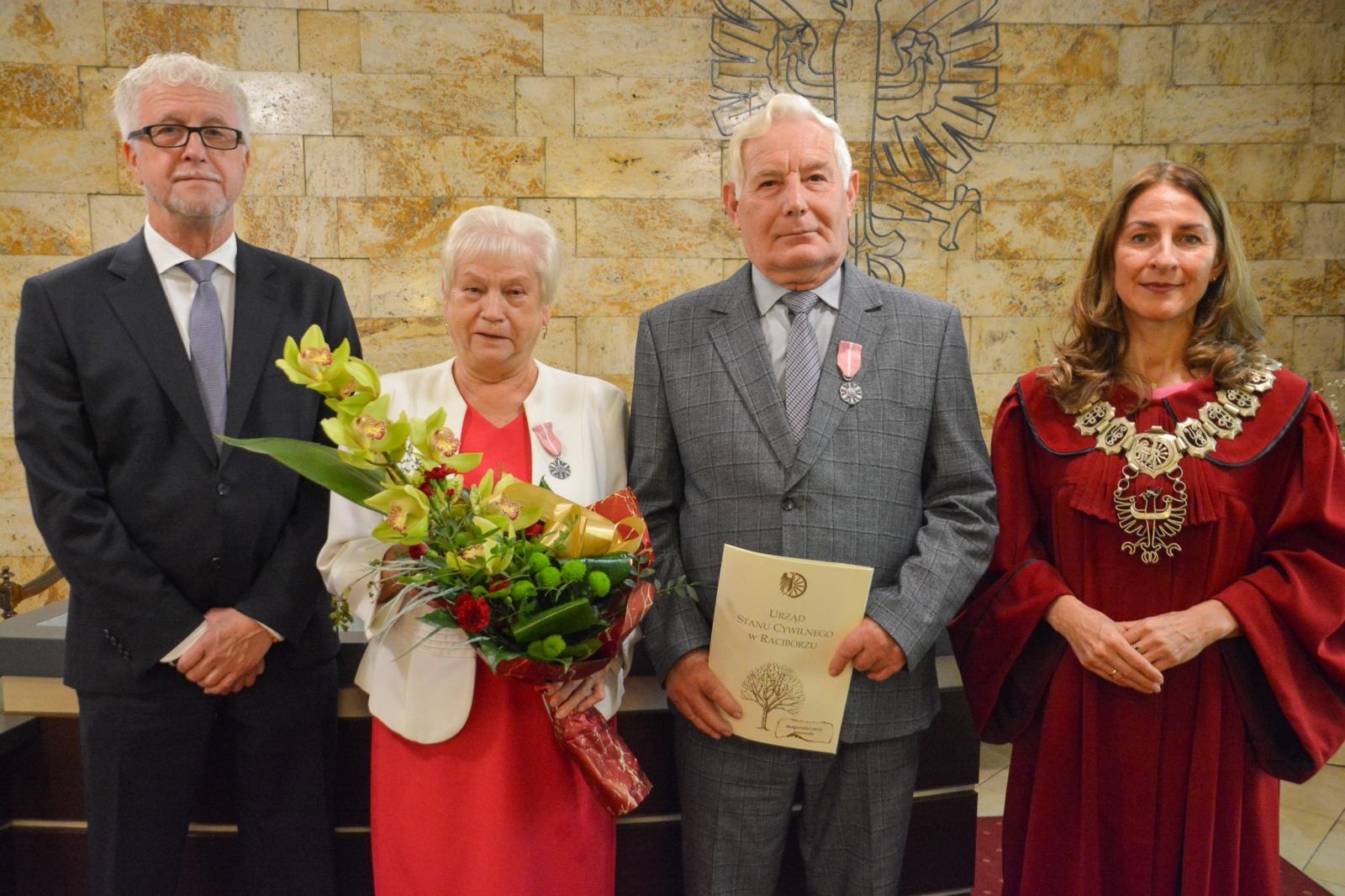 Zdjęcie w galerii na portalu naszraciborz.pl: Złote gody w Raciborzu. Osiem par z medalem prezydenta wiadomości z regionu