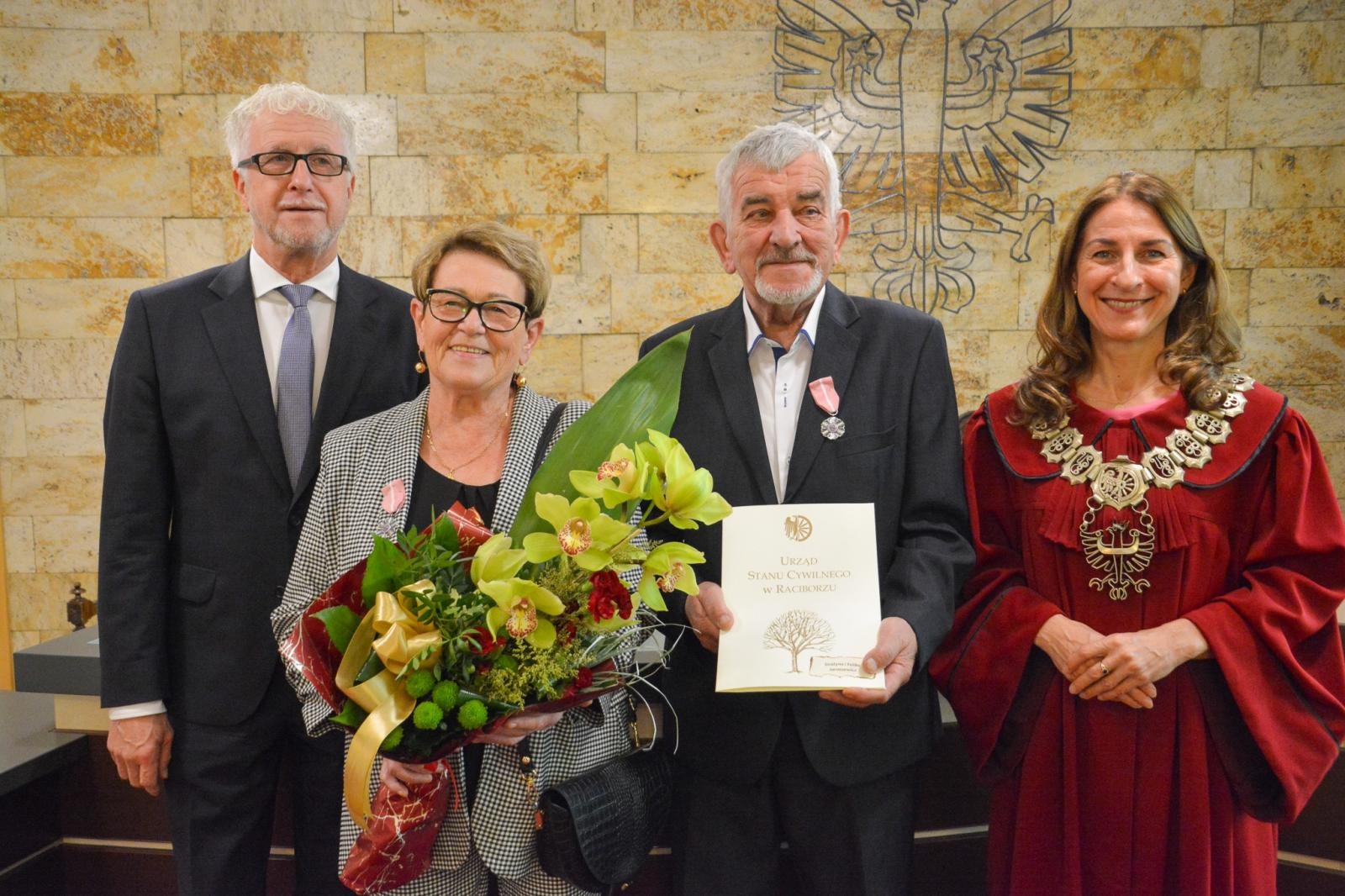 Zdjęcie w galerii na portalu naszraciborz.pl: Złote gody w Raciborzu. Osiem par z medalem prezydenta wiadomości z regionu