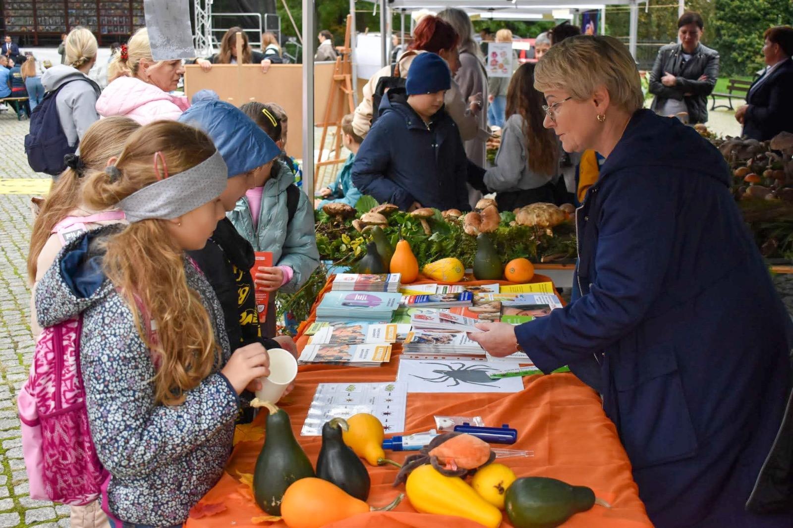 Zdjęcie w galerii na portalu naszraciborz.pl: Bezpieczne grzybobranie na Zamku Piastowskim: Frekwencja dopisała! wiadomości z regionu