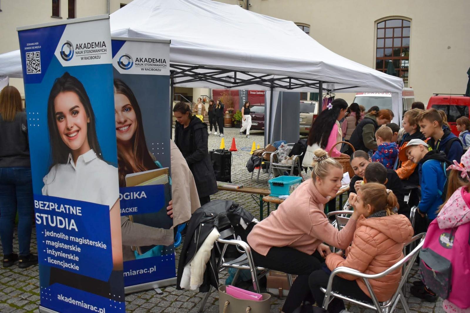Zdjęcie w galerii na portalu naszraciborz.pl: Bezpieczne grzybobranie na Zamku Piastowskim: Frekwencja dopisała! wiadomości z regionu