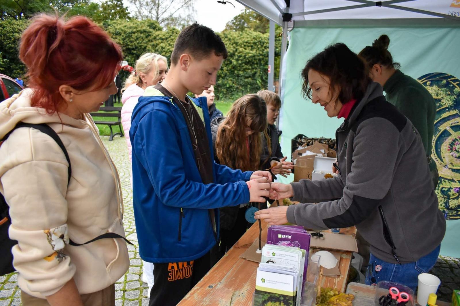Zdjęcie w galerii na portalu naszraciborz.pl: Bezpieczne grzybobranie na Zamku Piastowskim: Frekwencja dopisała! wiadomości z regionu