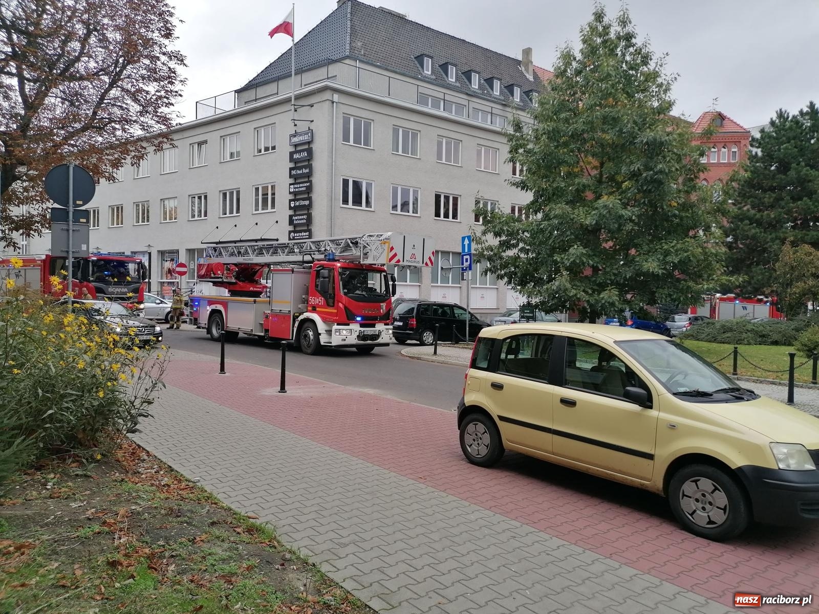 Zdjęcie w galerii na portalu naszraciborz.pl: Trzy zastępy w akcji na placu Jagiełły wiadomości z regionu