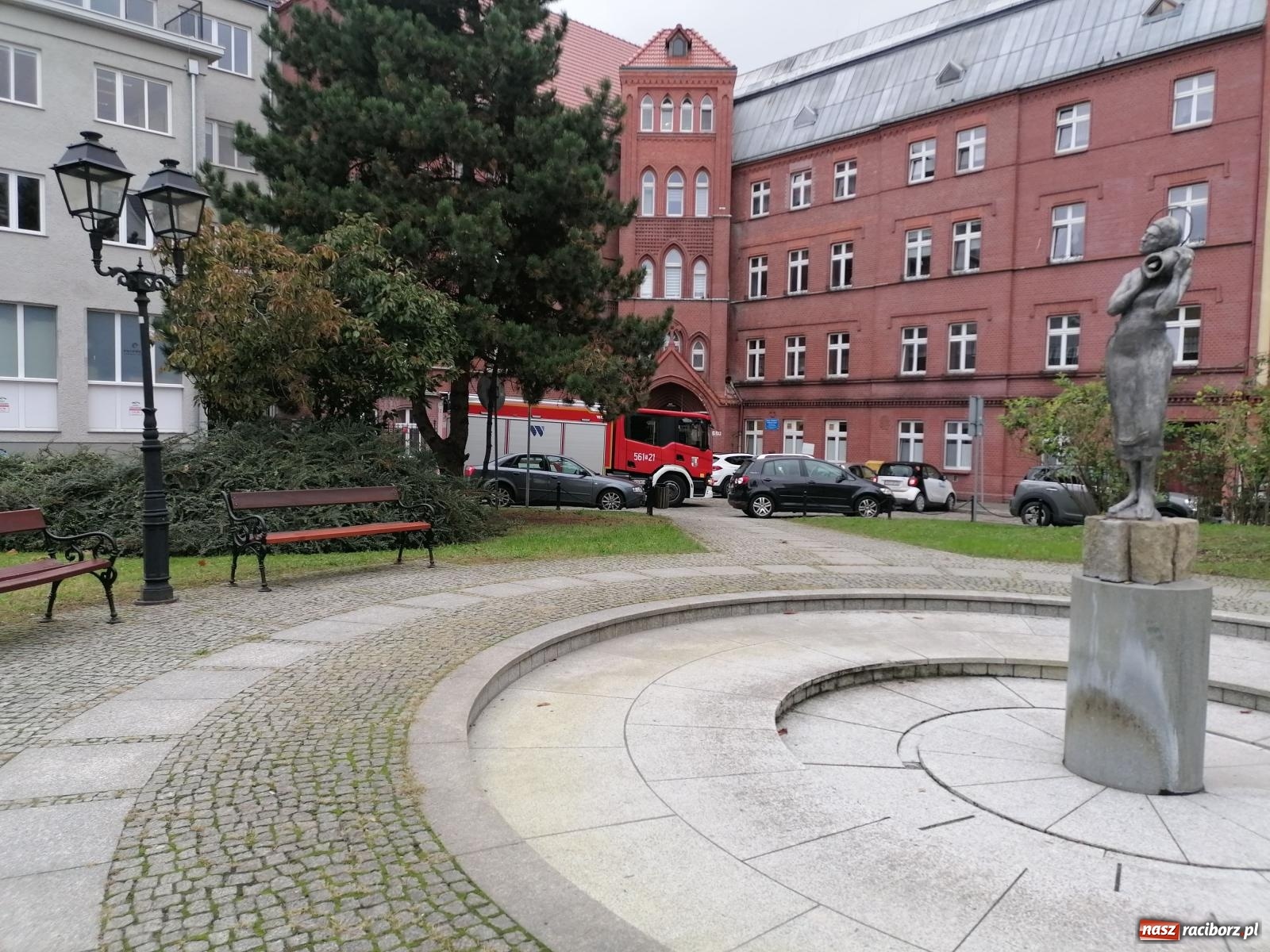 Zdjęcie w galerii na portalu naszraciborz.pl: Trzy zastępy w akcji na placu Jagiełły wiadomości z regionu